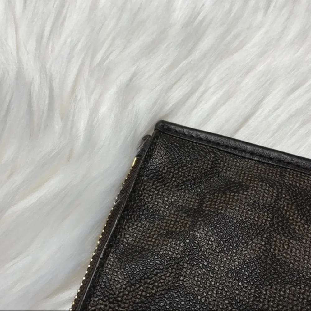 𝅺michael Kors XL Zip Brown Monogram Clutch - Picture 4 of 8